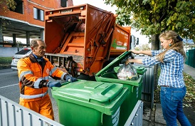 Кто должен заключать договор на вывоз мусора с региональным оператором?